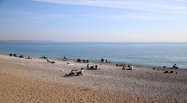 Antalya'da vatandaşlar ile turistler denize girdi, kanoya bindi