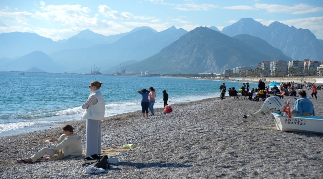 Antalya'da vatandaşlar ile turistler, yılın son gününde denize girdi