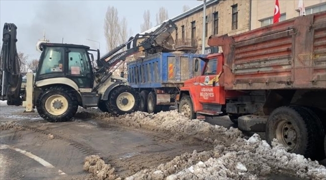 Ardahan'da cadde ve sokaklarda biriken kar kent dışına taşınıyor