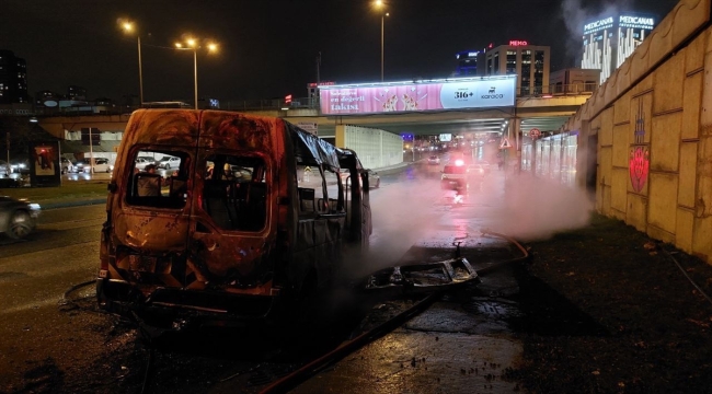 Ataşehir'de seyir halindeyken yanan servis aracı kullanılamaz hale geldi 