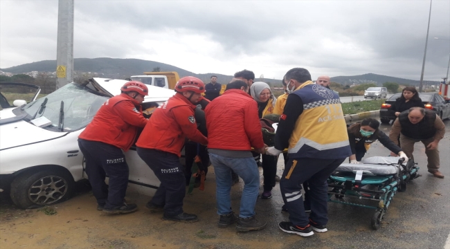 Balıkesir'de direğe çarpan otomobildeki 5 öğretmen yaralandı