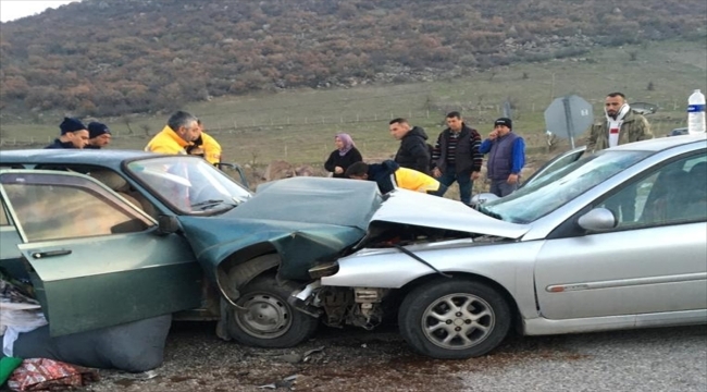 Balıkesir'de iki otomobil çarpıştı, 1 kişi yaşamını yitirdi