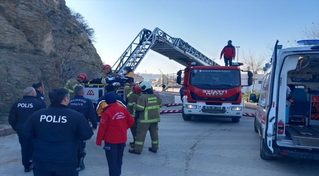 Balıkesir'de uçurumdan düşerek ağaca takılan genç kız hastaneye kaldırıldı