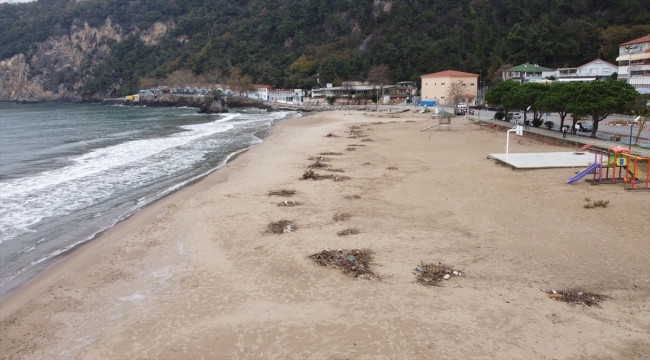 Bartın'da sağanakla sürüklenen atıklar İnkumu sahilinde kirliliğe yol açtı