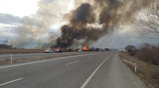 Beyşehir Gölü kıyısında sazlık alanda çıkan yangına müdahale ediliyor