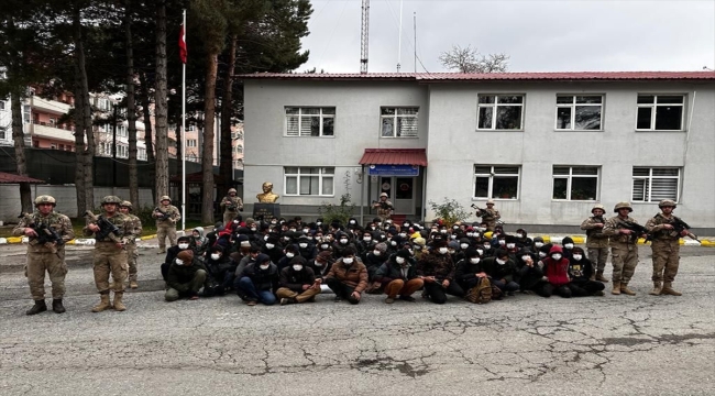 Bitlis'te 130 düzensiz göçmen gözaltına alındı