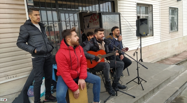 Bitlis'te üniversite öğrencileri köylerdeki çocukları eğlendirdi