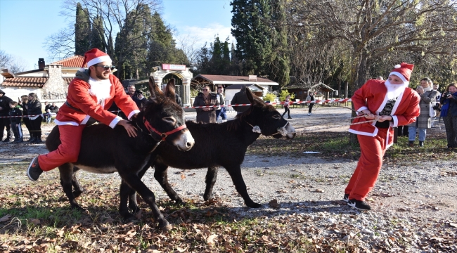 Bosna Hersek'te Noel Babalı eşek yarışı düzenlendi