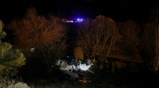 Burdur'da şarampole devrilen kamyonun sürücüsü öldü 