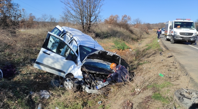 Bursa'da otomobil, hafif ticari araca çarptı, 4 kişi yaralandı