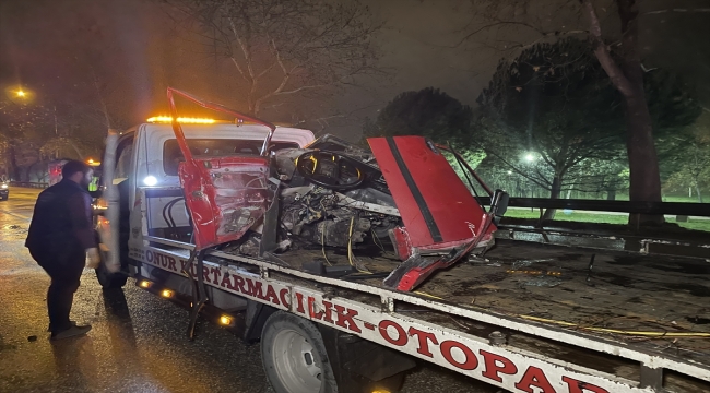 Bursa'da trafik kazasında ikiye bölünen otomobilin sürücüsü hayatını kaybetti