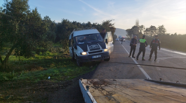 Bursa'da zeytin işçilerini taşıyan minibüse tır çarptı, 8 kişi yaralandı