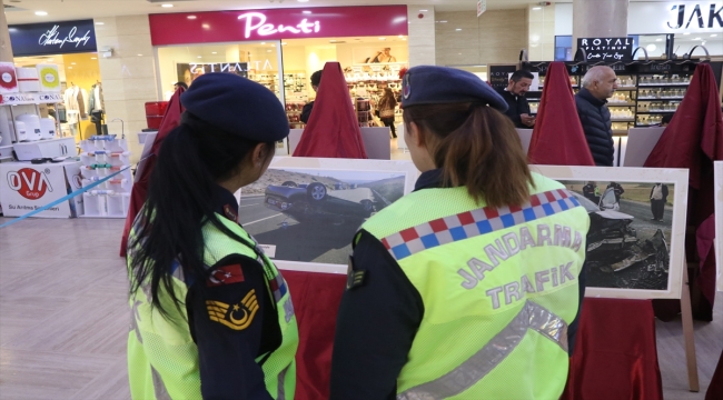 Çankırı'da farkındalık için trafik kazalarının fotoğraflarının yer aldığı sergi açıldı