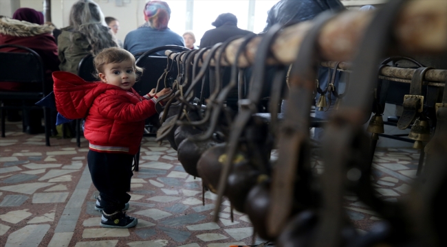 Çobandan köy kahvehanesinde "çan" konseri