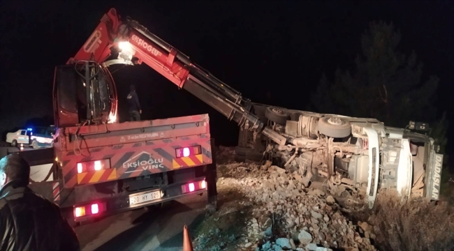 Denizli'de devrilen tomruk yüklü kamyonun sürücüsü öldü