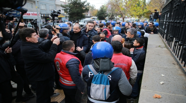 Diyarbakır'da izinsiz yürüyüş yapmak isteyen gruba polis izin vermedi