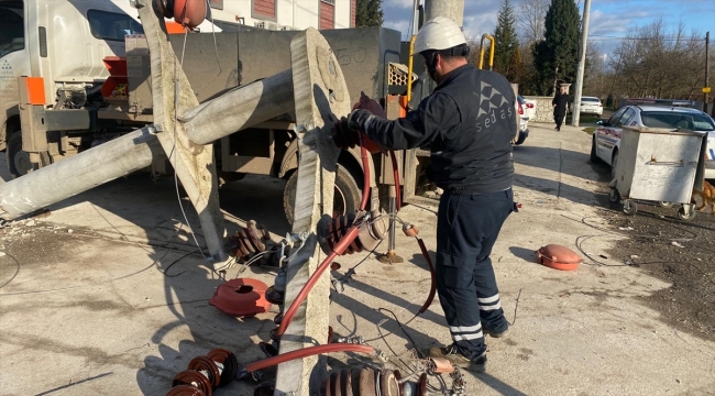 Düzce'de kamyonun çarptığı elektrik direği halk otobüsünün üzerine devrildi