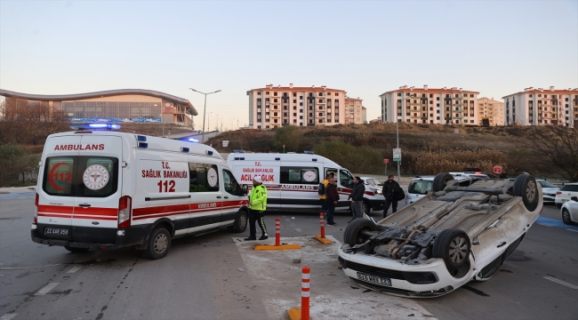 Edirne'de otomobille hafif ticari aracın çarpıştığı kazada 3 kişi yaralandı