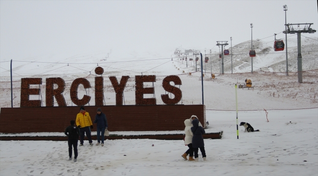 Erciyes'te kar yağışı etkili oluyor