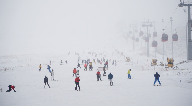 Erciyes'te pistler kayakseverlerle doldu