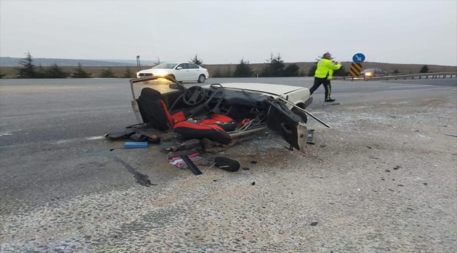 Eskişehir'de kazada ikiye bölünen otomobilin sürücüsü hafif yaralı kurtuldu