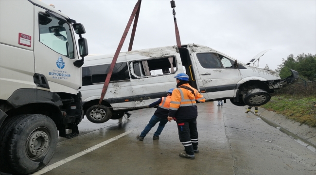 Eyüpsultan'da devrilen servis minibüsündeki 9 kişi yaralandı