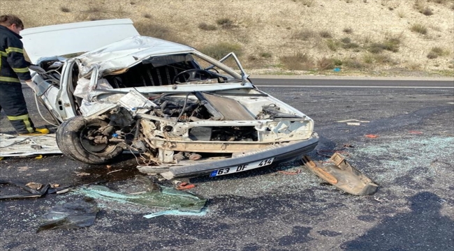 Gaziantep'te kamyona çarpan otomobildeki 1 kişi öldü, 2 kişi yaralandı