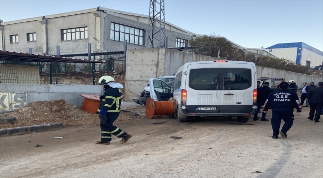 Gaziantep'te servis aracının çaptığı kamyonetin altında kalan 2 işçi öldü