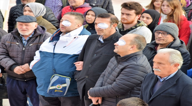 Gözleri kapalı yürüdüler, tekerlekli sandalyeye bindiler