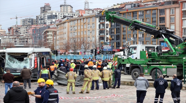 Alibeyköy'de tramvay ile İETT otobüsü çarpıştı