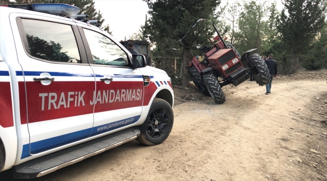 Adana'da traktörün devrilmesi sonucu 37 işçi yaralandı