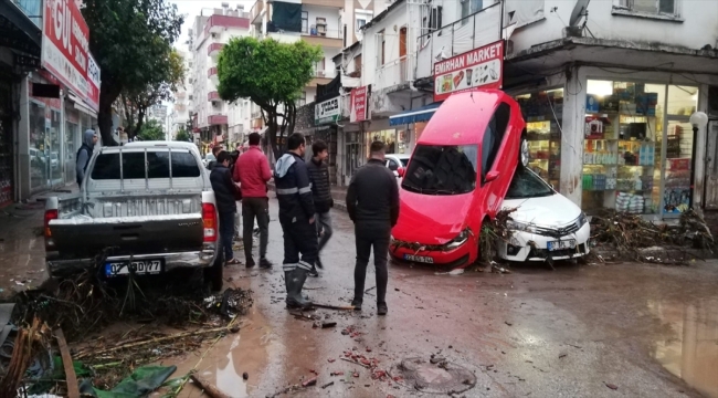 Antalya'da kuvvetli yağış sele neden oldu