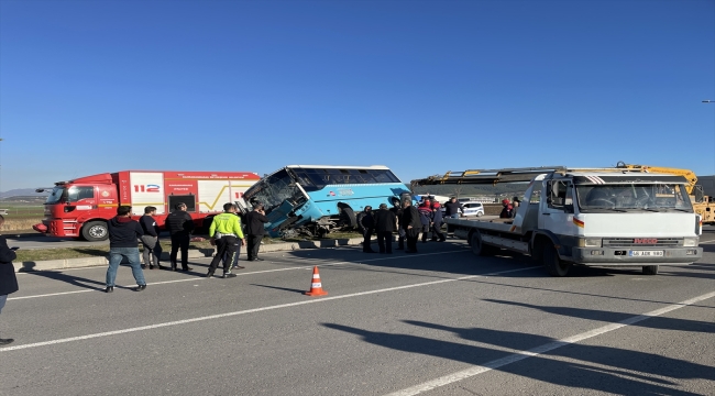 Kahramanmaraş'ta halk otobüsünün devrilmesi sonucu 12 kişi yaralandı