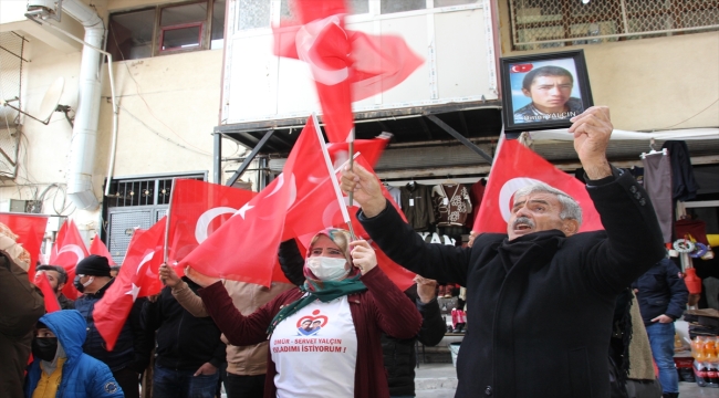 Hakkari'de çocukları dağa kaçırılan aileler HDP İl Başkanlığı önünde eylem yaptı