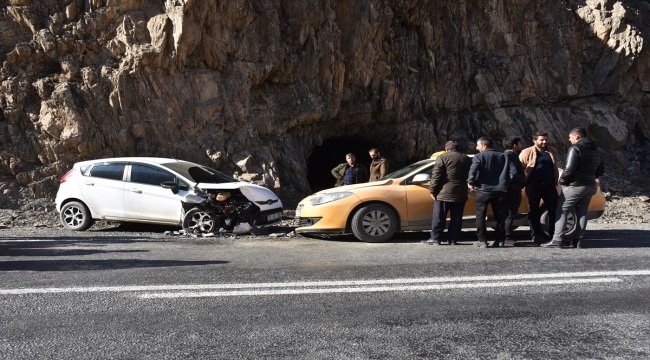 Hakkari'de iki aracın çarpıştığı kazada 7 kişi yaralandı 