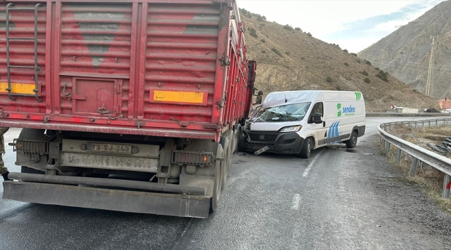 Hakkari'de tır ile minibüsün çarpıştığı kazada bir kişi yaralandı