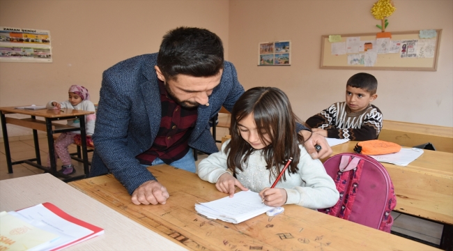 Hakkari'de ücretli öğretmen ders verdiği okulun bulunduğu köye atla gidiyor 