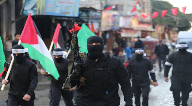 Hamas'tan kuruluşunun 35. yıl dönümünde askeri geçit töreni