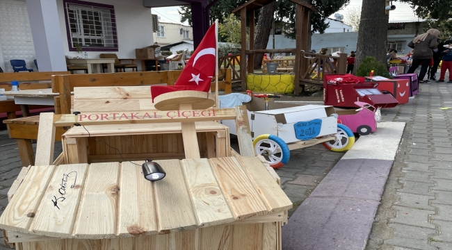 Hatay'da anaokulu öğrencilerinin atıklardan yaptığı oyuncak araçlar sergilendi