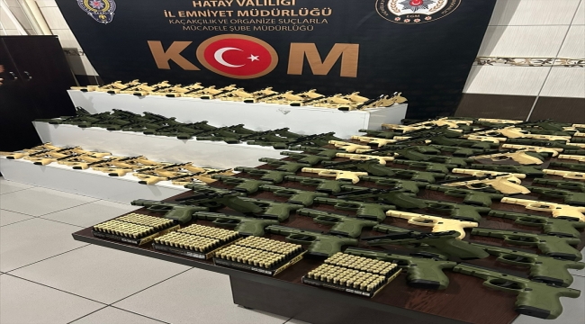 Hatay'da bir otomobilde 202 ruhsatsız tabanca ele geçirildi