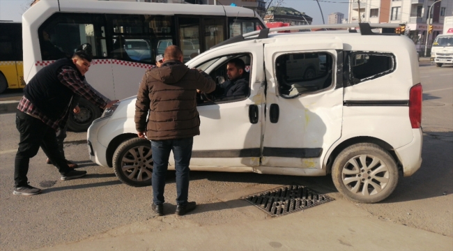 İETT otobüsü ve otomobilin çarpıştığı kazada 1 kişi yaralandı