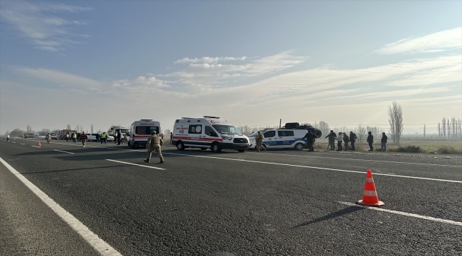 Iğdır'da zırhlı aracın devrilmesi sonucu 12 asker yaralandı