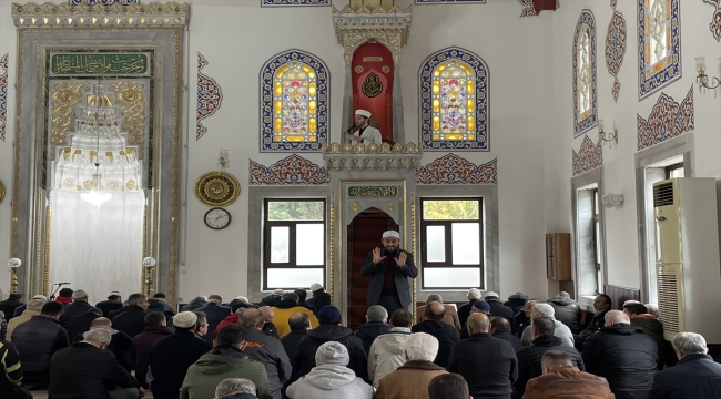 İmam hutbesini müezzin işaret diliyle anlatıyor