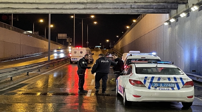 İzmir'de aracına yakıt takviyesi yaparken otomobil çarpan sürücü öldü