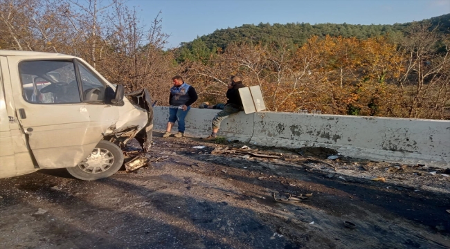 İzmir'de minibüs ile otomobilin çarpıştığı kazada 9 kişi yaralandı