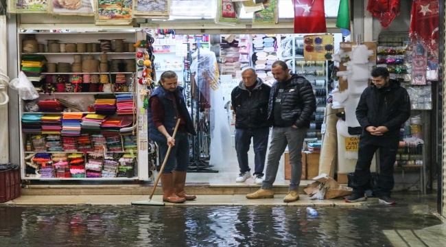 İzmir'de sağanak su baskınlarına neden oldu