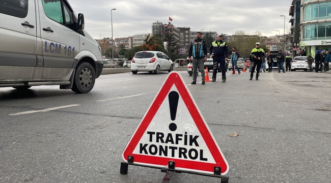 Kadıköy'de sivil trafik ekipleri yolcu minibüslerini denetledi