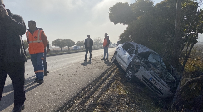 Kahramanmaraş'ta lastiği patlayan otomobil şarampole devrildi, 3 kişi yaralandı