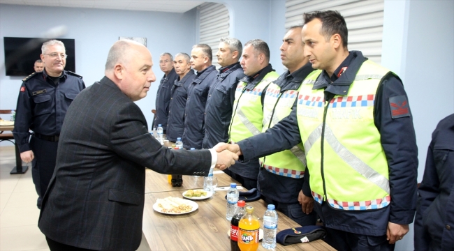 Kahramanmaraş Valisi Coşkun yılbaşı nöbetindeki personeli ziyaret etti