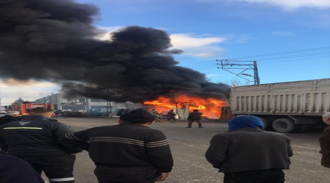 Karabük'te hurda deposunda çıkan yangın hasara neden oldu